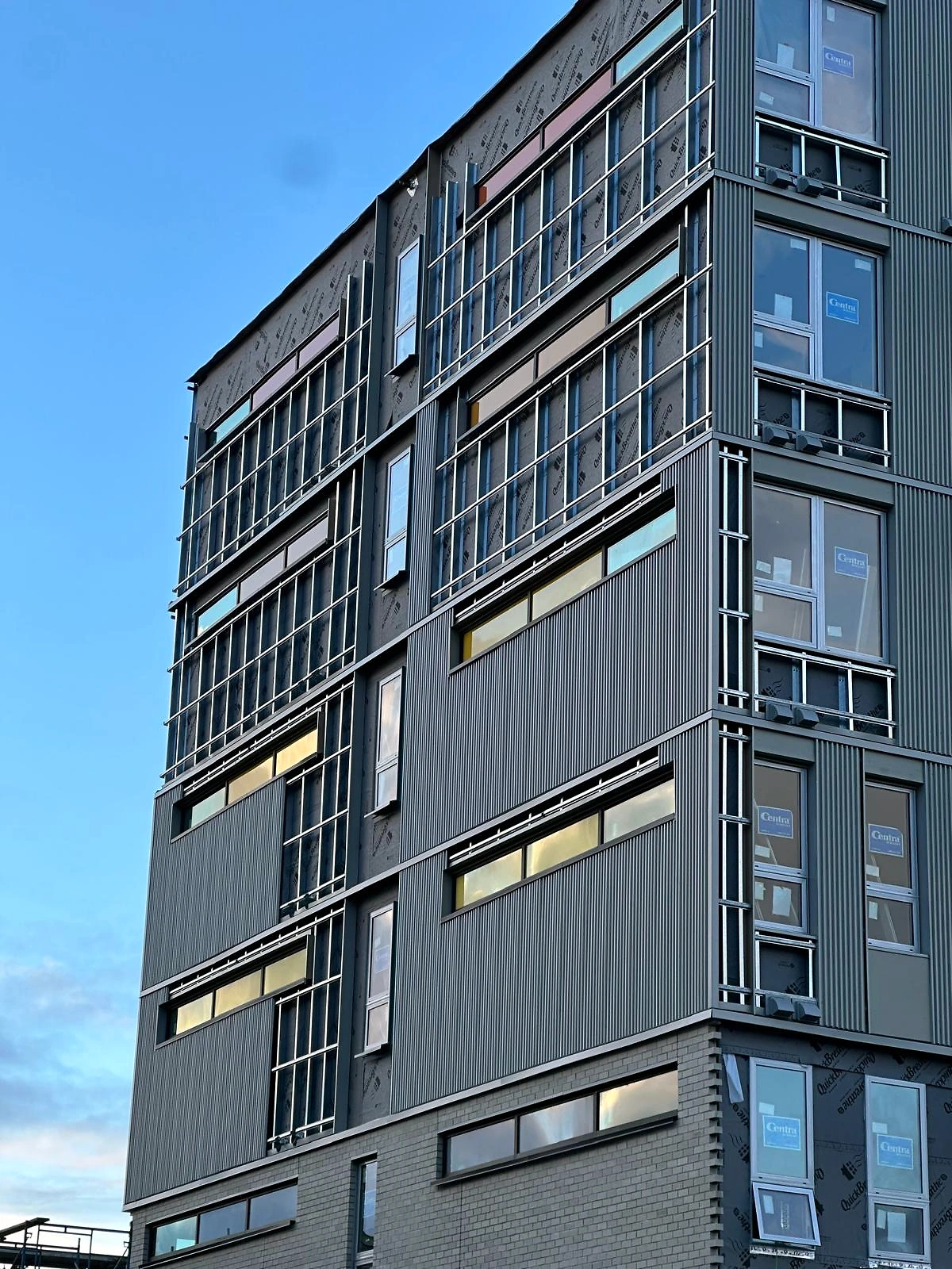 Cladding-to-soffit transition