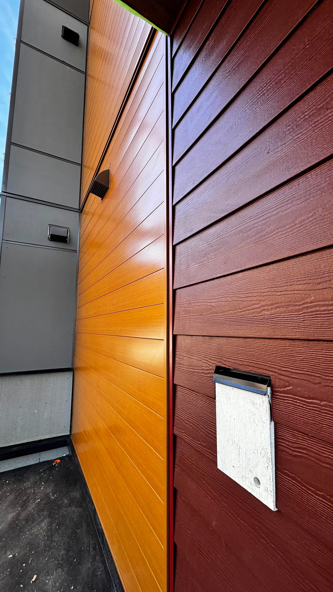Woodgrain plank at an inside corner